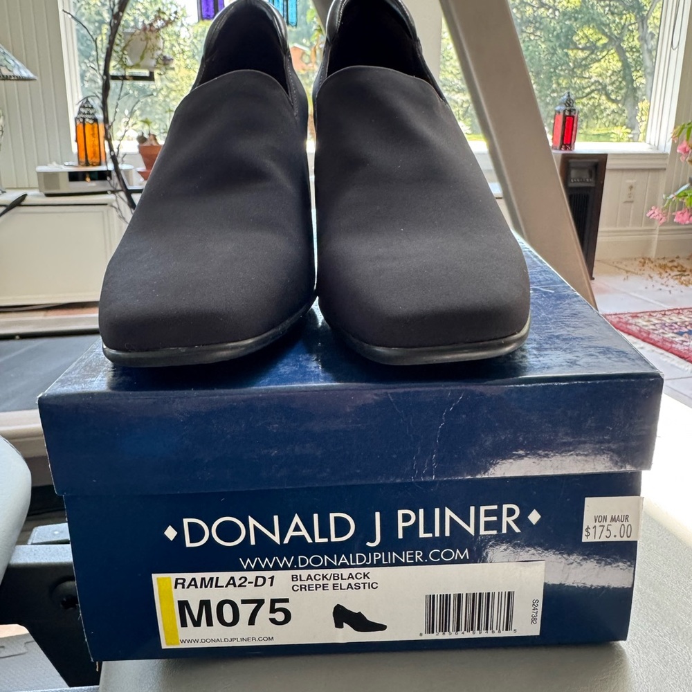 Donald J. Pliner women’s Black Slip-On shoes